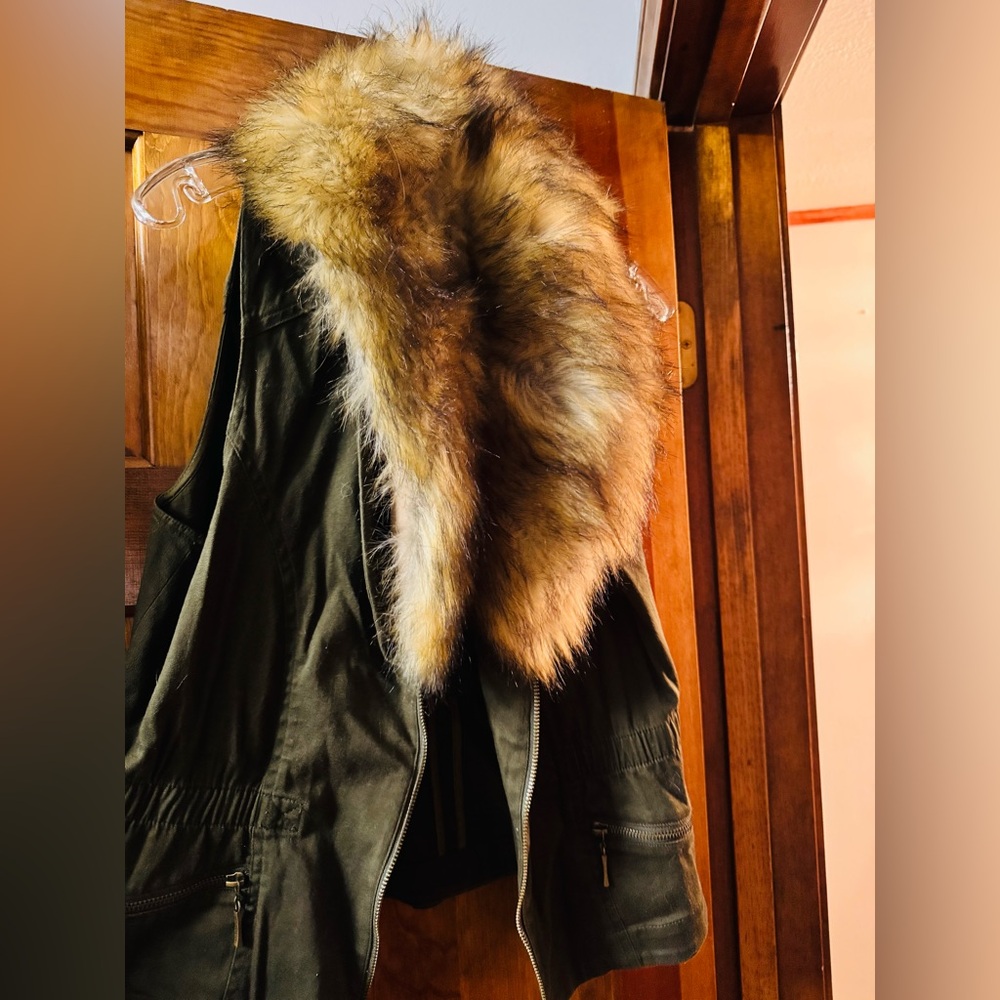 Army green vest with detachable faux fur collar size 14